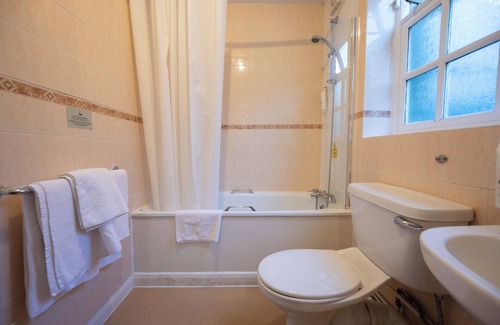 Hull Hotel | Cozy Old Grey Mare Hotel with Family-Friendly Amenities