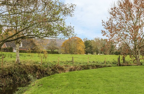Church Stretton Cottage | Old Hall Barn 4: Family-Friendly Retreat with Spa Access