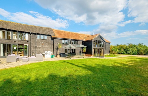 Darsham Cottage | Old Hall Barn: Perfect for Groups with Spa & Breakfast