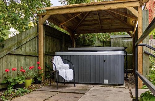 Spennymoor House | Old Hall Cottage No 1: Pet-Friendly Retreat with Hot Tub