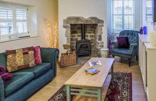 Spennymoor House | Old Hall Cottage No 1: Pet-Friendly Retreat with Hot Tub