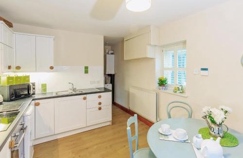 Spennymoor House | Old Hall Cottage No 1: Pet-Friendly Retreat with Hot Tub