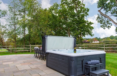Ashford House | Inviting Old Harrow Barn with Hot Tub for 10 Guests