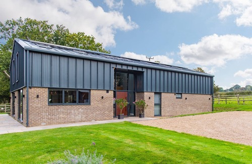 Ashford House | Inviting Old Harrow Barn with Hot Tub for 10 Guests