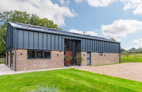 Ashford House | Elegant Old Harrow Barn: Family-Friendly Retreat Awaits