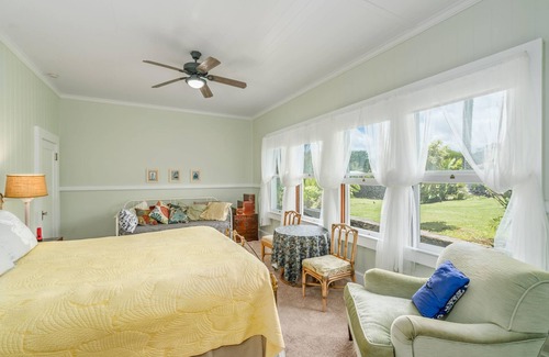 Hilo Bed & Breakfast | Idyllic Old Hawaiian B and B with Ocean Views & Restaurant