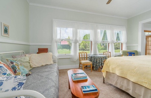 Hilo Bed & Breakfast | Idyllic Old Hawaiian B and B with Ocean Views & Restaurant