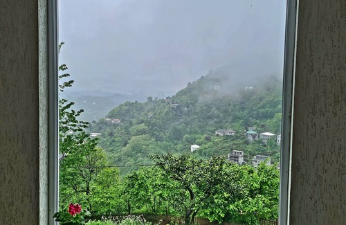 Khelvachauri House | Cozy Old House: Pet-Friendly with Breakfast & Family Comfort