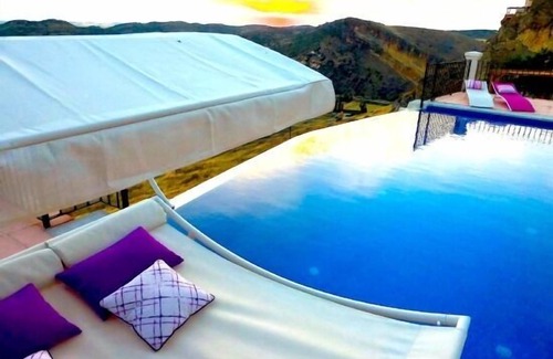 Zafra de Zancara Cottage | Experience Pedro Chicote's Old House: Ideal for Families