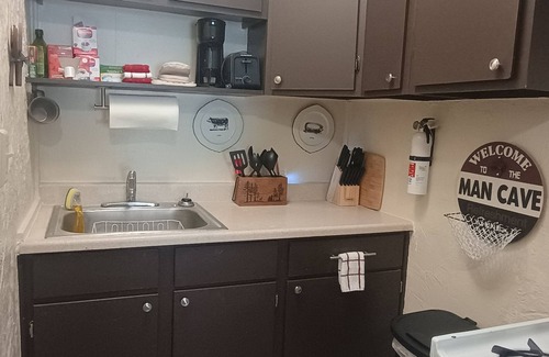 Collbran Apartment | Old Hunting Cabin Apartment on High St