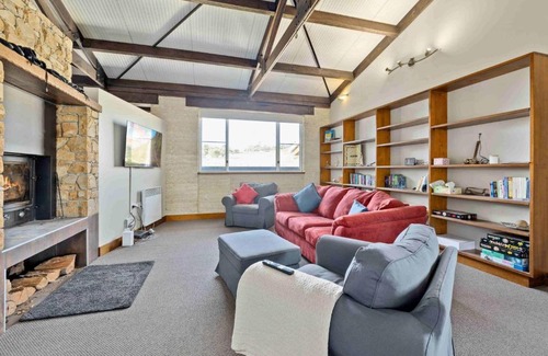 Jindabyne House | Inviting Old Hut Creek Chalet: Family-Friendly Retreat