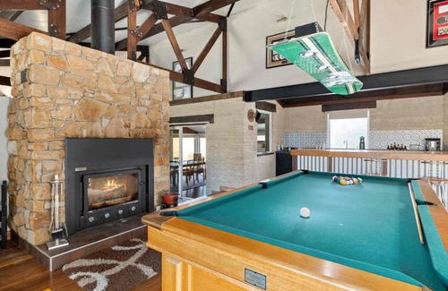 Jindabyne House | Inviting Old Hut Creek Chalet: Family-Friendly Retreat