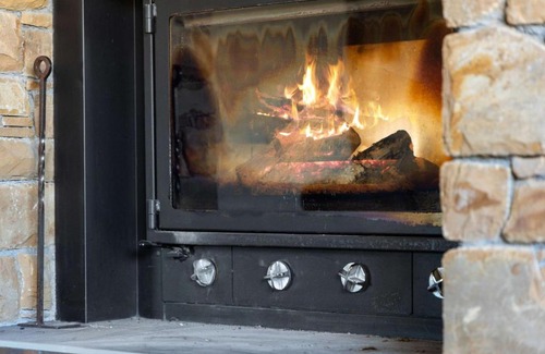 Jindabyne House | Inviting Old Hut Creek Chalet: Family-Friendly Retreat