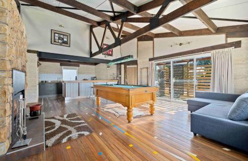 Jindabyne House | Inviting Old Hut Creek Chalet: Family-Friendly Retreat