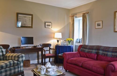 Dunfermline House | Explore Old Inzievar: Pet & Child Friendly Getaway