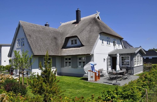 Glowe House | Romantic Retreat at Old Katen Glowe - Oceanfront Escape