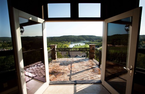 Camdenton House | Relax at Old Kinderhook Castle with Spa & Lake Views