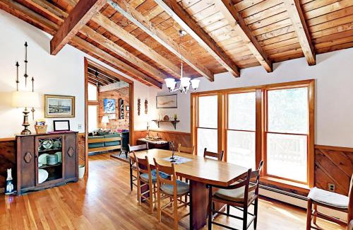 Wellfleet House | Welcoming Old Kings Hideout: Family and Pet-Friendly Retreat