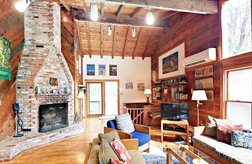 Wellfleet House | Welcoming Old Kings Hideout: Family and Pet-Friendly Retreat