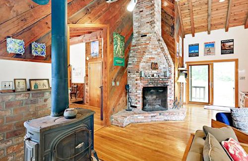 Wellfleet House | Welcoming Old Kings Hideout: Family and Pet-Friendly Retreat