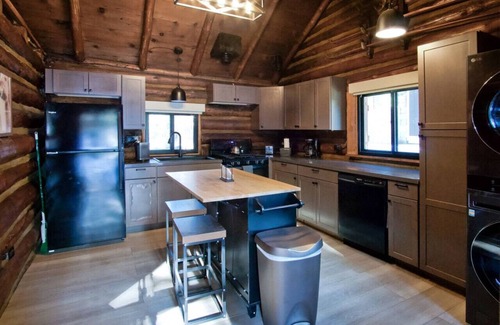 Sunny Slopes Cabin | Historic Old Mammoth Retreat: Pet-Friendly Ski & Trails