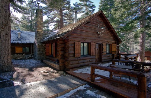 Sunny Slopes Cabin | Historic Old Mammoth Retreat: Pet-Friendly Ski & Trails