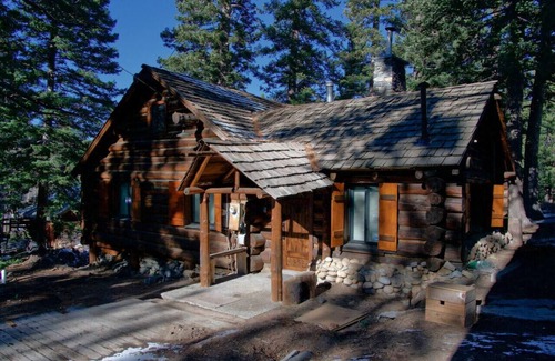 Sunny Slopes Cabin | Historic Old Mammoth Retreat: Pet-Friendly Ski & Trails