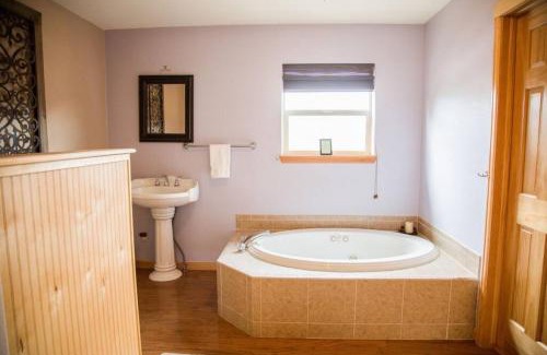 Estes Park House | Family-Friendly Old Man Mountain Lodge with Dog Welcome