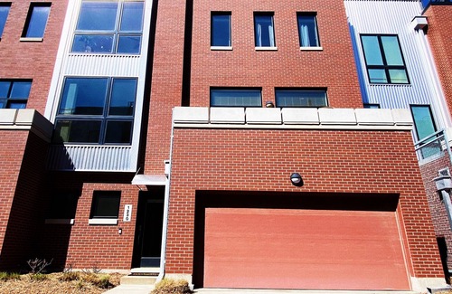 Southeast Omaha House | Cozy Old Market Townhome with 2 King Suites & Garage