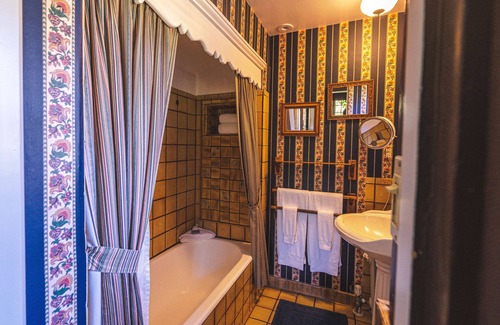 Monterey Bed & Breakfast | Explore Old Monterey Inn: 4-Star Hotel with Breakfast and Dining