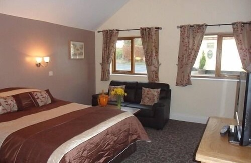 Thirsk Hotel | Exceptional Old Oak Tree: Child-Friendly with Breakfast Included