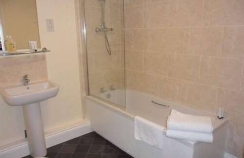 Thirsk Hotel | Exceptional Old Oak Tree: Child-Friendly with Breakfast Included