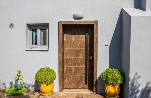 Voia House | Idyllic Old Olive Tree Cottage with Oceanfront Pool