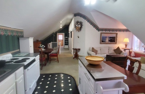 Old Orchard Beach Bed & Breakfast | Inviting Old Orchard Beach Inn: Pool, Breakfast & Family Fun