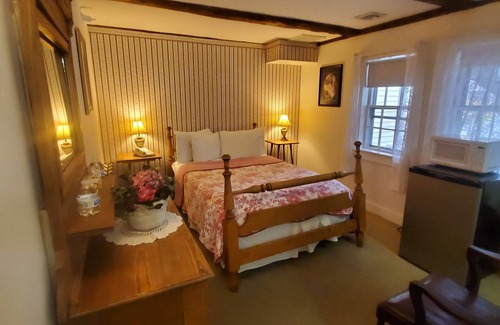Old Orchard Beach Bed & Breakfast | Inviting Old Orchard Beach Inn: Pool, Breakfast & Family Fun