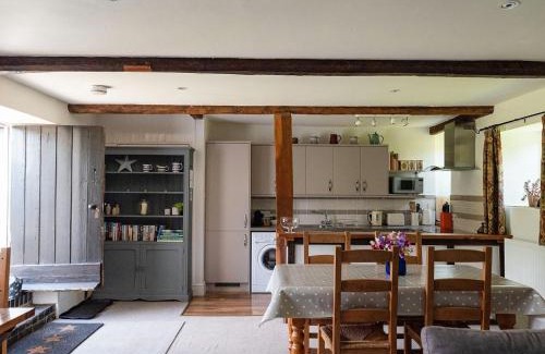 Sherborne House | Idyllic Old Orchard Cottage: Child-Friendly Retreat Rated 9.5