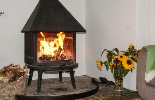 Sherborne House | Idyllic Old Orchard Cottage: Child-Friendly Retreat Rated 9.5