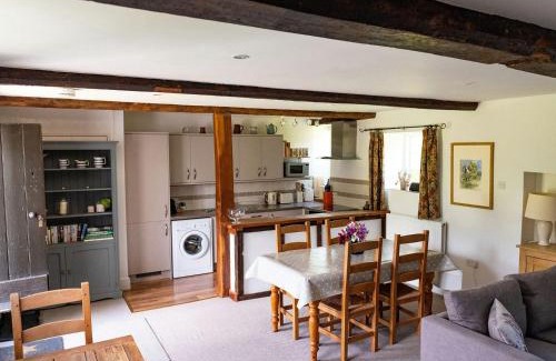 Sherborne House | Idyllic Old Orchard Cottage: Child-Friendly Retreat Rated 9.5