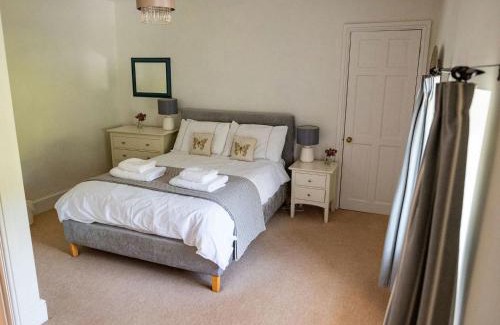Sherborne House | Idyllic Old Orchard Cottage: Child-Friendly Retreat Rated 9.5