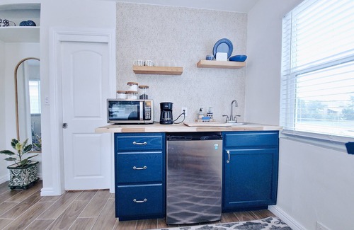 Parrot Cove Apartment | Quaint Old Palm Springs Style Apartment with Ocean View