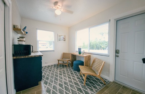 Parrot Cove Apartment | Quaint Old Palm Springs Style Apartment with Ocean View