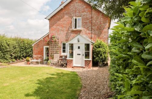 Sturminster Newton House | Experience Comfort at Old Rectory Cottage - Pet Friendly Stay