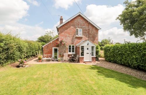 Sturminster Newton House | Experience Comfort at Old Rectory Cottage - Pet Friendly Stay