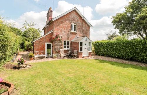 Sturminster Newton House | Experience Comfort at Old Rectory Cottage - Pet Friendly Stay