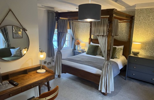 Putley Hotel | Charming Old Rectory House & Orangery Rooms with Breakfast