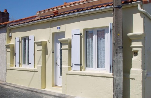 Port-des-Barques House | Charming Fisherman’s House Near Sea with Pool & Ocean Views