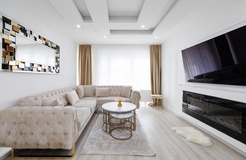 Margareten Apartment | Discover Old Residence: 4-Star Stay with Family Amenities