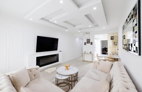 Margareten Apartment | Discover Old Residence: 4-Star Stay with Family Amenities