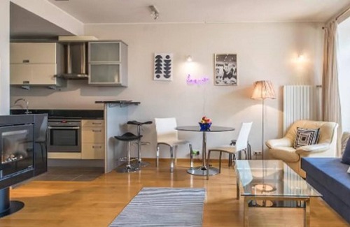 Centrs Apartment | Cozy Old Riga Park Studio: Pet Friendly & Family Ready