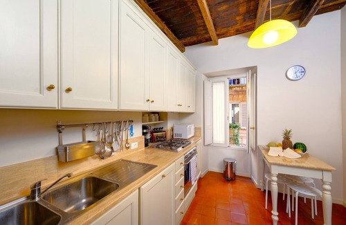 Navona Apartment | Elegant Old Rome Retreat: 4 BR, Pet-Friendly & Spa Access